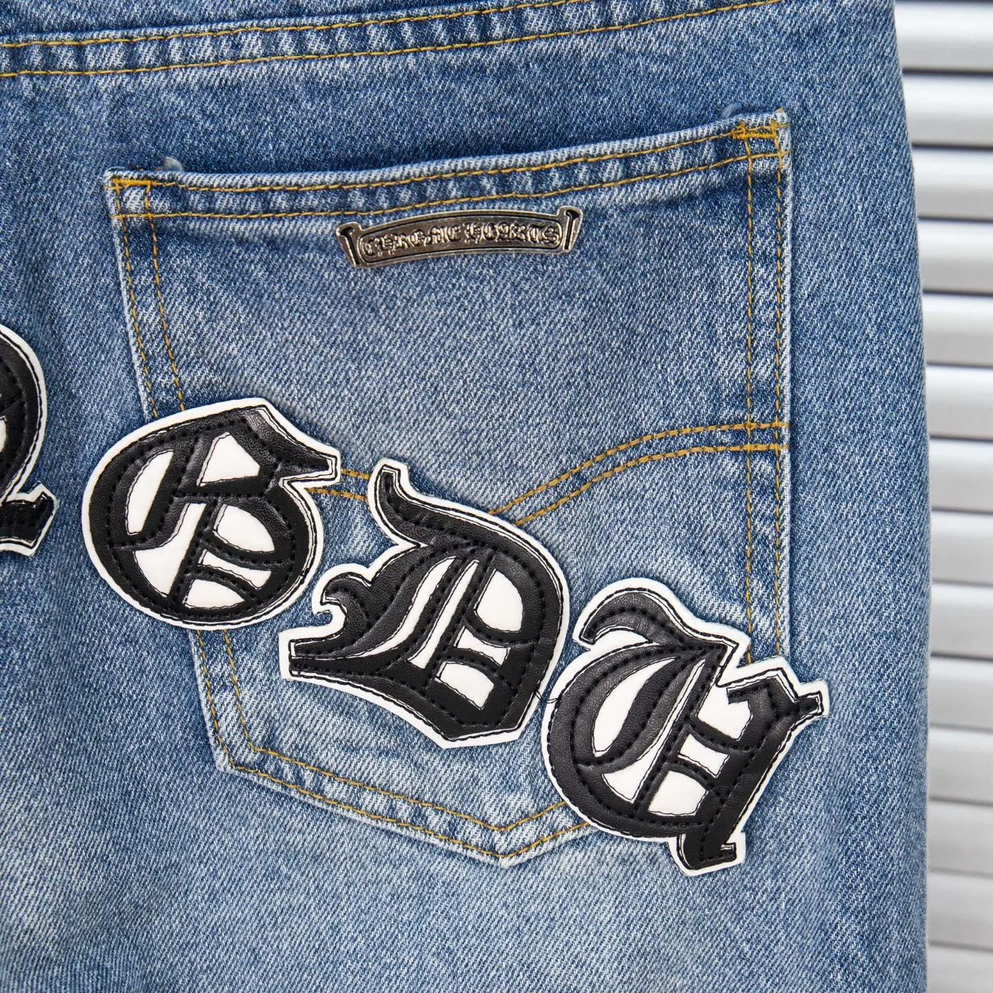 P260 Chrome Hearts light blue pants, Sanskrit black and white patchwork leather jeans. CH jeans need to be washed before being dismantled and then hand-stitched with sheepskin cross leather and then spliced ​​together. The whole piece has too many craftsmanship to explain. The patches are decorated with cross patterns, and the high-waisted washed jeans! ! Absolutely high-end luxury products, god-level single products and super popular products, made with top heavy industry, a must-see magic weapon. Customized hardware. The fabric is thick and soft after washing. It has good breathability. Customized small leather label. Unique design. The details are simple and elegant, and the workmanship is exquisite. The entire trousers are neatly routed and the details are in place! It’s so cool that both men and women can easily control the genderless trend! Style number: 1803# Color: blue Size: 28 30 32 34